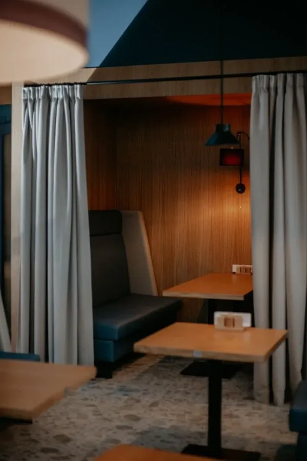 tariff Аренда кабинок. Столик за шторкой в общем зале в женском разряде