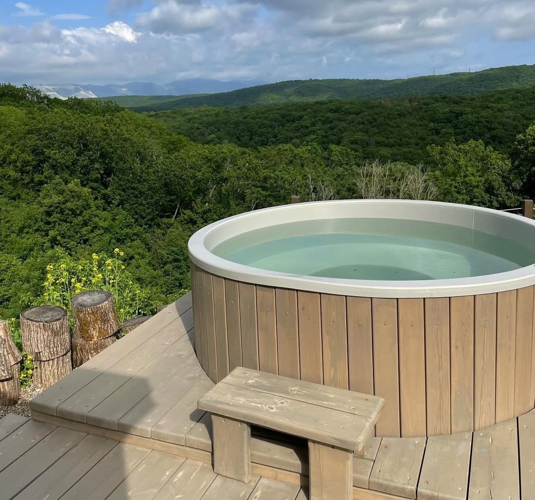 tariff Русская баня на дровах и подогреваемая купель с панорамным видом на лес и горы.