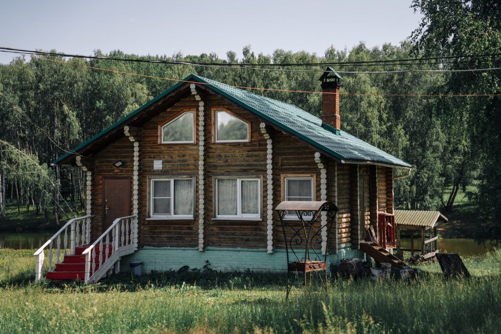 tariff VIP-Коттедж двухэтажный, рубленный 2-4-6-ти местный с русской баней и беседкой на берегу озера