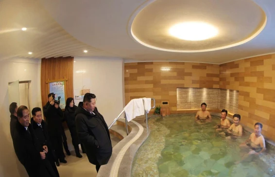 Лидер КНДР инспектировал банный комплекс, не снимая куртку